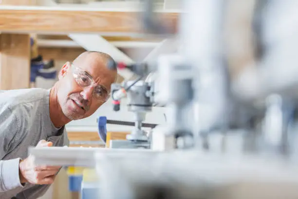 Menuisiers Industriels Roumains et Polonais : Un Pilier Essentiel pour l’Industrie Européenne