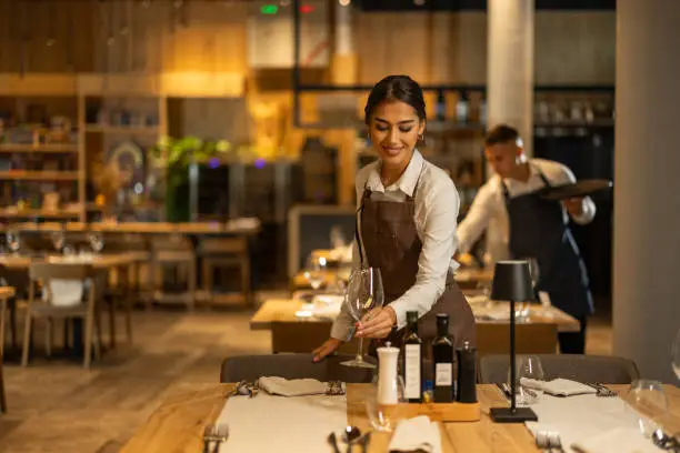 secteur-de-lhotellerie-et-de-la-restauration-workforce Les différences culturelles dans le secteur de l'hôtellerie et de la restauration : les travailleurs roumains