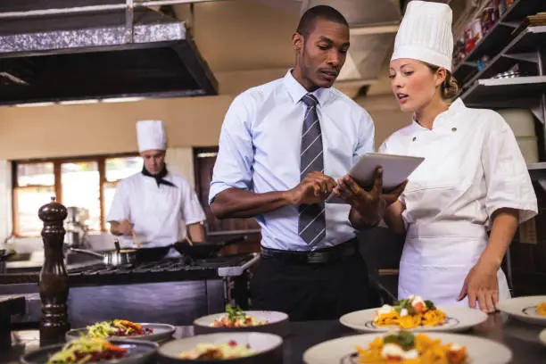 secteur-de-lhotellerie-et-de-la-restauration Les différences culturelles dans le secteur de l'hôtellerie et de la restauration : les travailleurs roumains