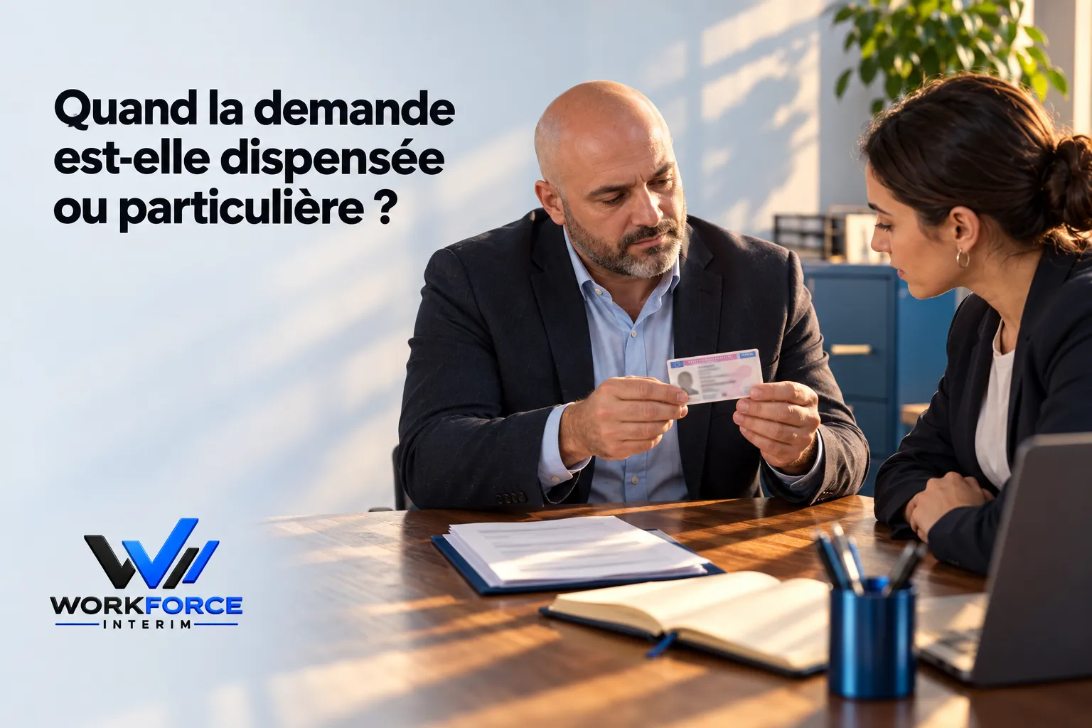 deux-personnes-assises-a-table-discutant-lhomme-tenant-carte-2a0e13a7 Combien de temps pour avoir une autorisation de travail ?